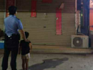 无为：四岁男孩半夜寻找妈妈从二楼摔下 幸遇民警获救助