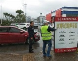 安巢城管：拆除违规店招 提升立面环境