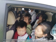界首一逾期未檢驗轎車超載被查  內(nèi)有多名兒童
