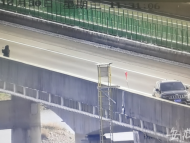 高速路上停車看雪景拍照 一駕駛員被處罰