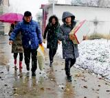 夏阁镇：企业家情系贫困户 冒雪慰问送温暖