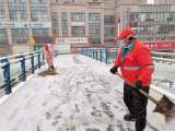 合肥数千环卫工人上路迎战风雪  “扫雪神器”来助阵