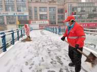 合肥數(shù)千環(huán)衛(wèi)工人上路迎戰(zhàn)風(fēng)雪  “掃雪神器”來助陣