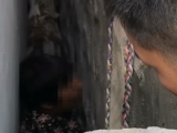 淮北：老奶奶救小狗被卡墙缝间 消防员脱衣钻墙缝救人