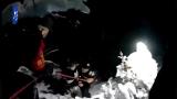 轿车雪夜侧翻陡坡 一家三口被困