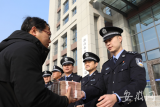 女子网购翡翠原石被骗30余万元  淮南警方远赴瑞丽擒获嫌疑人挽回损失