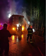 货车运载10吨棉花途中起火  萧县民警消防迅速灭火保住车辆
