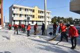 肥东杨店学校志愿者们铲除校园冰雪