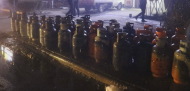 瓶裝液化氣銷售點起火現場噴出數米高火焰   事發宿州靈璧，消防救援人員拎出百余只液化氣罐  