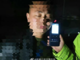 芜湖：酒精测试时站着就呼呼睡 醉驾车主把马路当“床”