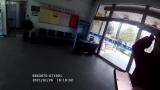   为了帮报警女孩要回钱 民警发了一张自拍照
