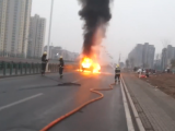 淮南：小轿车突然起火 流淌火伴随爆炸