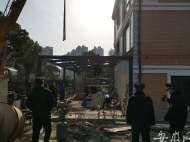 城管“遠程送法” 合肥泓泰苑小區一別墅違建被拆除
