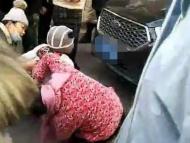 阜陽5歲女娃被卷入轎車底下 眾好心人合力抬車施救