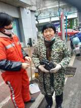 合肥一环卫工人捡到贵重物品 七旬失主激动落泪