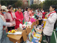 小學愛心義賣沉甸甸，志愿者：收到10多公斤愛心硬幣，拎著都困難！