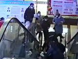 铜陵：老人在医院扶梯上摔倒 民警和保安及时按下紧急按钮