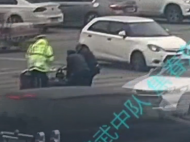 亳州：女子被压车下 警民合力抬车救人