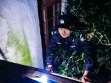 ​泾县：液化气罐着火 民警翻入民宅救火