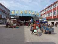阜陽一農(nóng)貿(mào)市場擺攤突然收費(fèi)引質(zhì)疑 收費(fèi)公司法人代表為社區(qū)干部