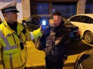蕪湖一小伙不聽女友勸告 酒駕被查獲