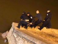 無為：花季少女冬夜跳河輕生 民警緊急施救脫離險境