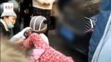 惊险！阜阳5岁女娃被卷入车底 众人抬车施救
