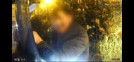 喝酒誤事，合肥一男子酒后睡在馬路中間綠化帶