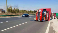 京臺高速往安慶方向一貨車側翻 合肥交警：疑似另一貨車強行變道導致