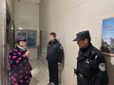 七旬老人被困电梯 民警深夜紧急救援