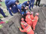 淮南留守女孩上學途中不慎墜入深井  民警調挖掘機營救