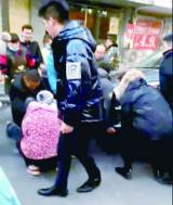 阜阳一女童被压车底 市民上演温情一幕
