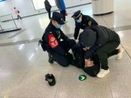 地鐵站內一名男乘客倒地抽搐  恢復意識后稱不需要去醫院