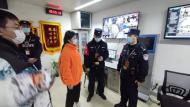 女孩合肥地鐵車廂丟失手機后，被合肥地鐵輔警撿到物歸原主