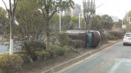 路面結(jié)冰致車輛側(cè)翻三人被困 合肥消防及時把人救出