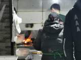 外卖店竟使用明火生产 合肥金江小商品市场内藏消防隐患 