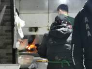 外賣店竟使用明火生產 合肥金江小商品市場內藏消防隱患 