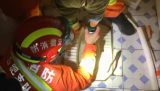 一岁半宝宝脚卡蹲便池  合肥消防紧急救援