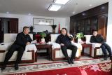 阜阳市政府副市长邓剑军到颍东农商银行看望慰问年终决算一线干部职工 