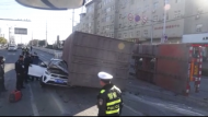 寧國：大貨車側(cè)翻壓住小轎車 眾人合力拖車齊救援