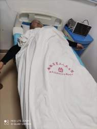 七旬老人意外墜井生命垂危 輔警冒險救援井底暈厥