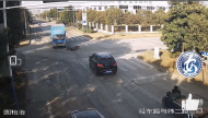 蕪湖一男子騎車摔倒卻堅稱被貨車撞 民警調監控還真相