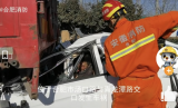 轿车追尾货车致一人被困 合肥消防快速救援