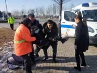 七旬老人骑电瓶三轮车摔倒骨折  蒙城交警巡逻时发现