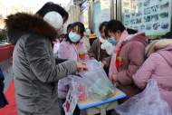小學屋頂農場大豐收  學生擺攤義賣暖人心
