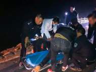 一車輛失控掉下10米山崖  涇縣民警腰系繩子爬山崖救人