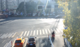 大货车侧翻压住小轿车 众人合力拖车救援