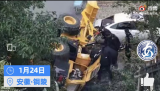 铜陵一铲车司机把油门当刹车 从4米高坡坠落被困