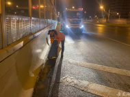 寒夜里的守護者|高架養護工：南北一號來回跑，清出干凈通暢路
