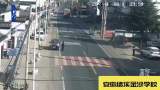 民警劝离老奶奶 两分钟后一块大理石砸了下来